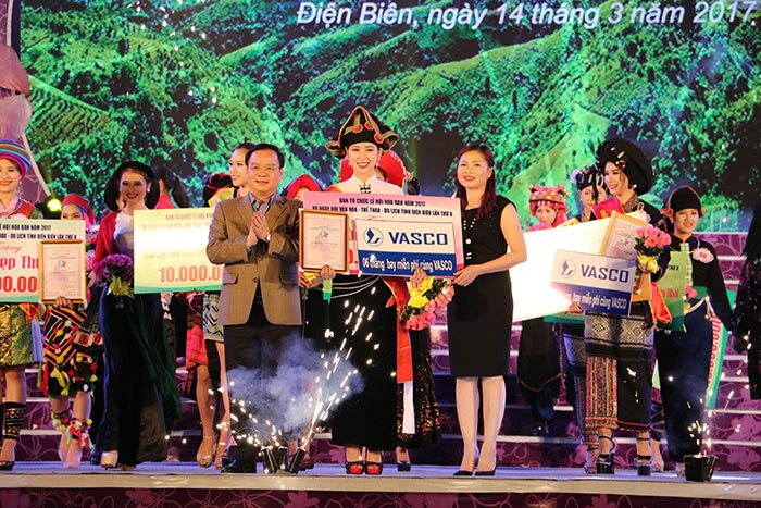 Trần Thị Phương Anh (Điện Biên) đăng quang Người đẹp Hoa ban năm 2017